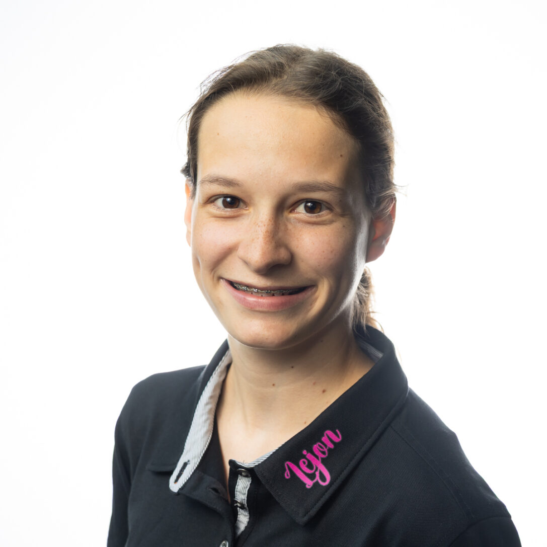 lara-hirschi-25-26