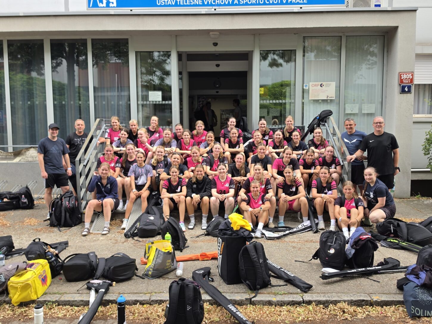 Gruppenbild Spielerinnen und Trainer